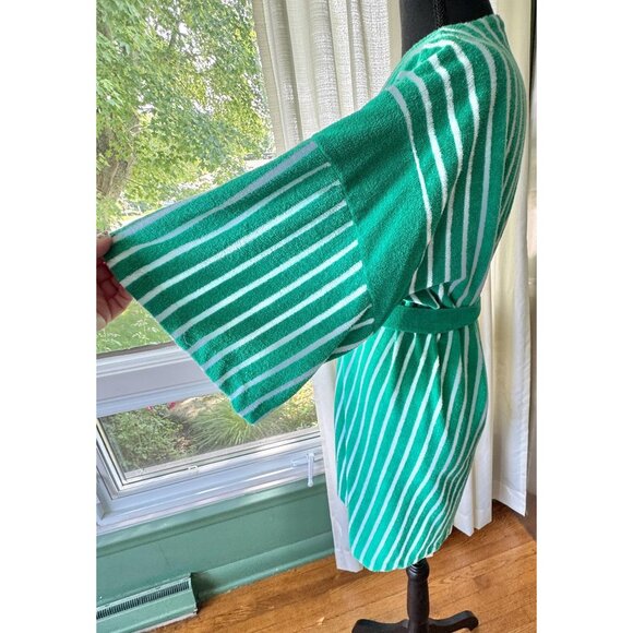 Vintage 80s terrycloth robe, green white stripes, short bell sleeves, tiebelt - Picture 4 of 9